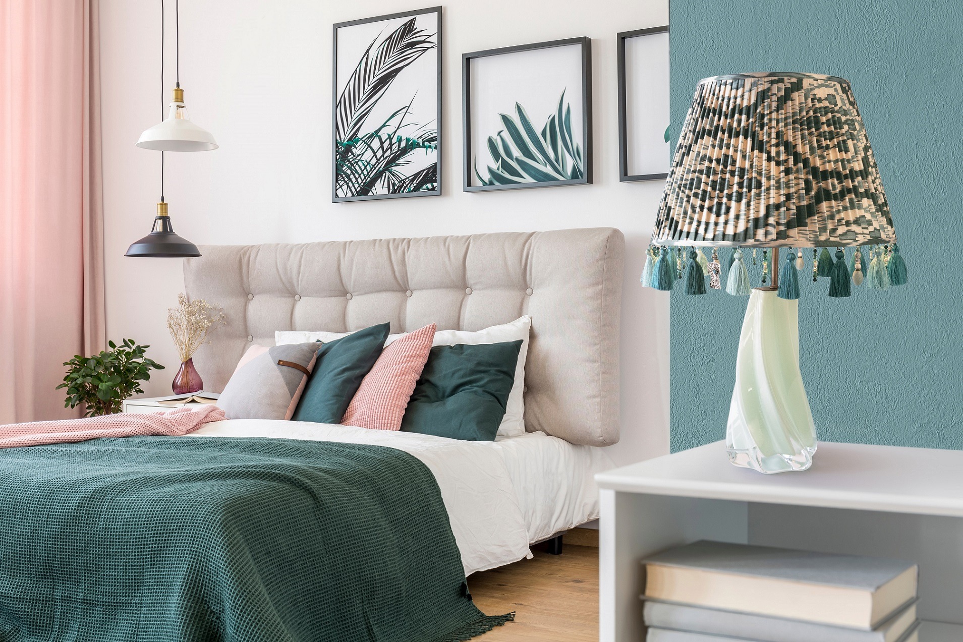 Modern,,Glass,Vase,In,A,Bedroom,Interior,And,A,Double